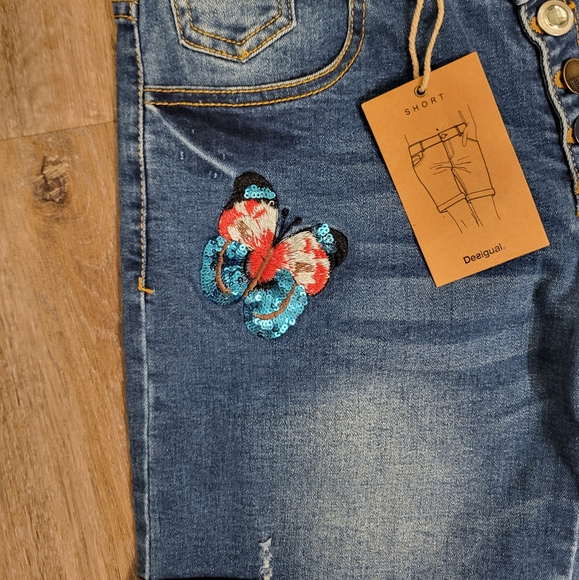 Desigual Magalie  Denim Shorts With sequins and embroidery Size 28 US - Picture 9 of 16